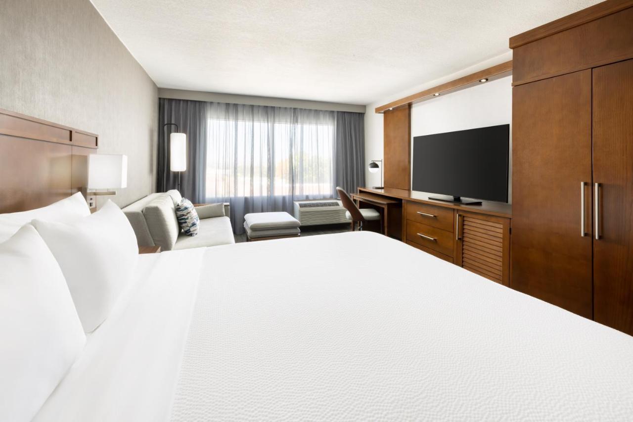 Courtyard By Marriott Los Angeles Woodland Hills Bagian luar foto