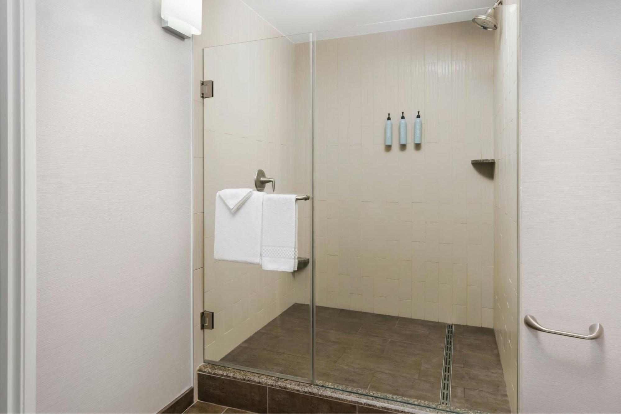 Courtyard By Marriott Los Angeles Woodland Hills Bagian luar foto