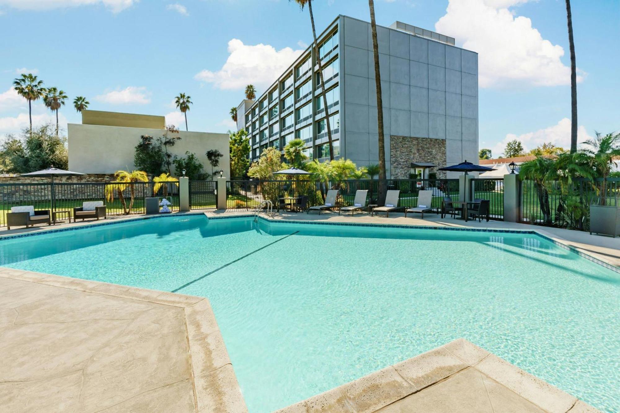 Courtyard By Marriott Los Angeles Woodland Hills Bagian luar foto