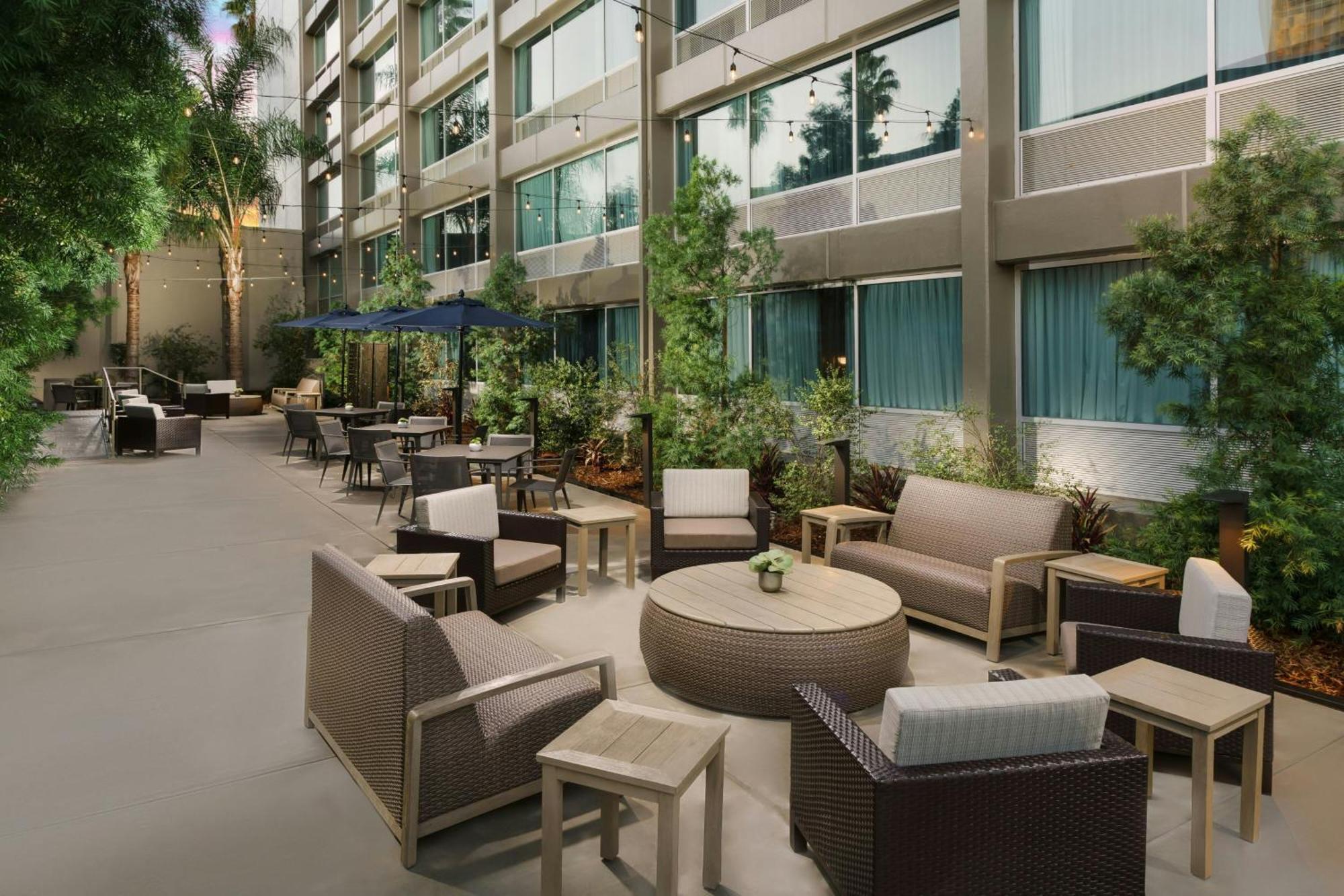 Courtyard By Marriott Los Angeles Woodland Hills Bagian luar foto